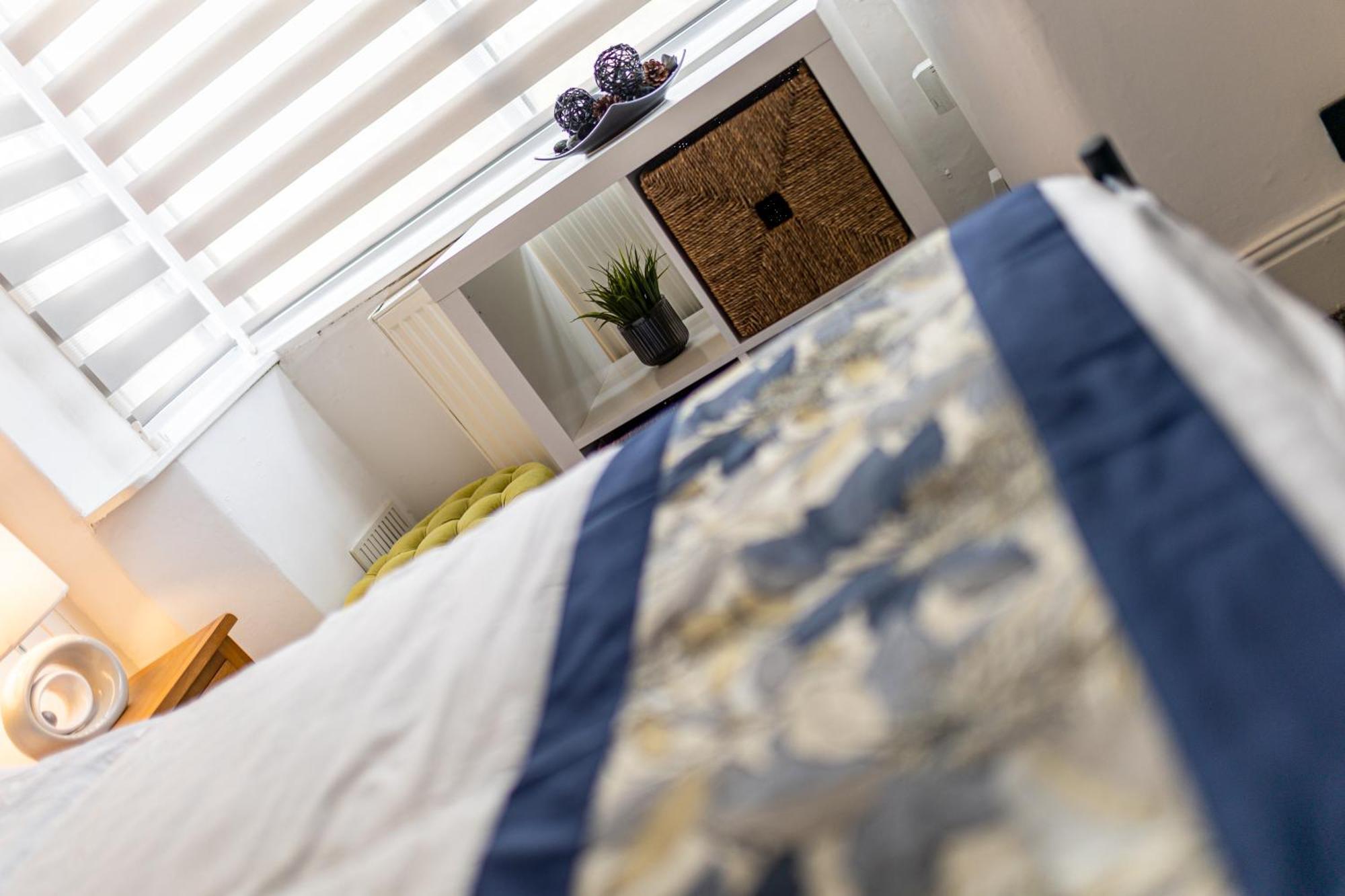 Coronation House By Yourstays - 3 Bedroom House In Newcastle-Under-Lyme Stoke-on-Trent Esterno foto